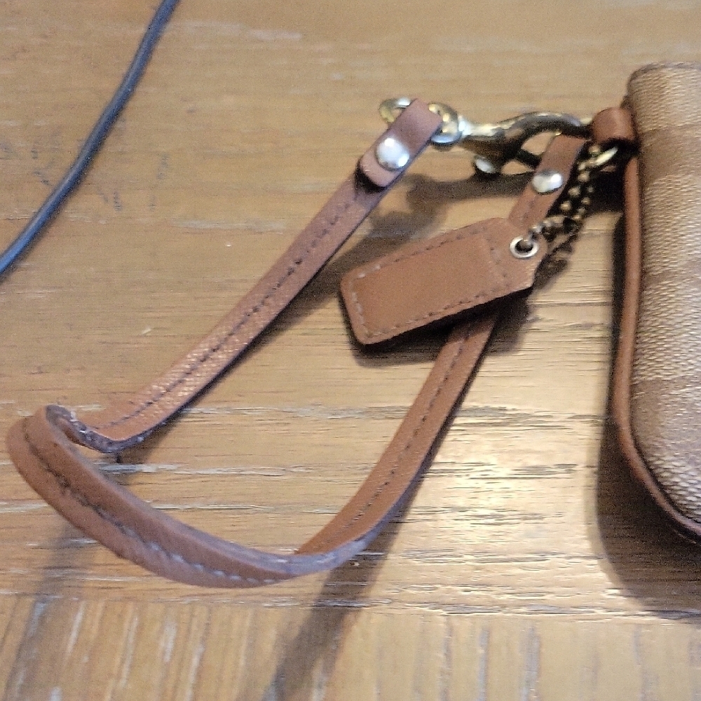 Coach Brown vinyl leather trim & Strap Signature Pattern Wristlet with hangtag - Picture 6 of 10
